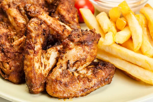 Kycklingvingar med pommes frites franska och kryddig sås — Stockfoto