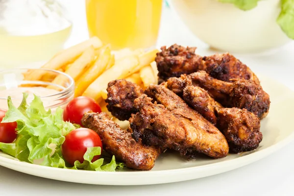 Chicken Wings mit Pommes Frites und würziger Sauce — Stockfoto