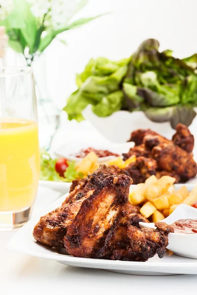 Kippenvleugels met frietjes Franse en pikante saus — Stockfoto