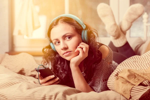 Mujer con auriculares escuchando música —  Fotos de Stock