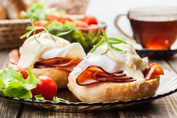 Eggs Benedict on toasted muffins with ham — Stock Photo, Image