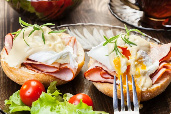 Huevos Benedict en magdalenas tostadas con jamón — Foto de Stock