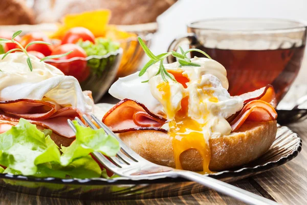 Eggs Benedict on toasted muffins with ham — Stock Photo, Image