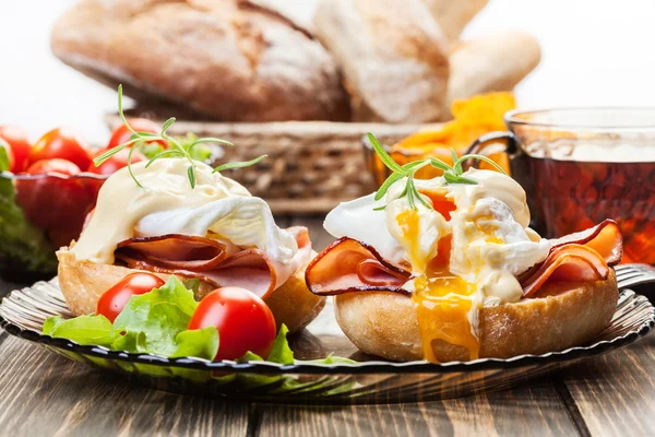 Huevos Benedict en magdalenas tostadas con jamón — Foto de Stock