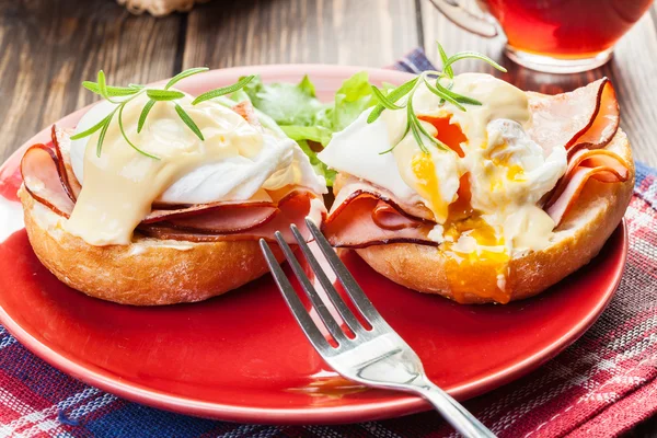 Huevos Benedict en magdalenas tostadas con jamón —  Fotos de Stock