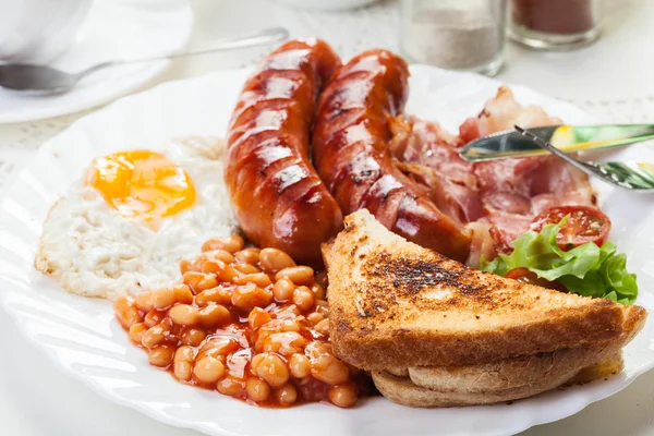Compleet Engels ontbijt met spek, worst, gebakken ei en gebakken bonen — Stockfoto