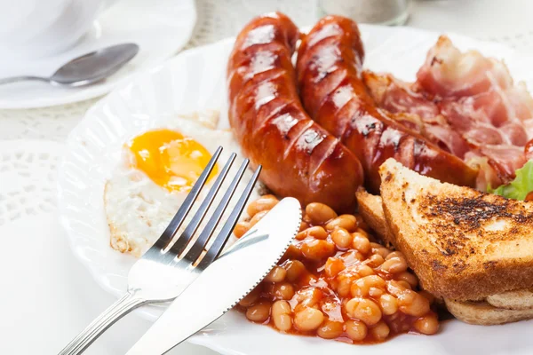Desayuno inglés completo con tocino, salchichas, huevo frito y horneado —  Fotos de Stock