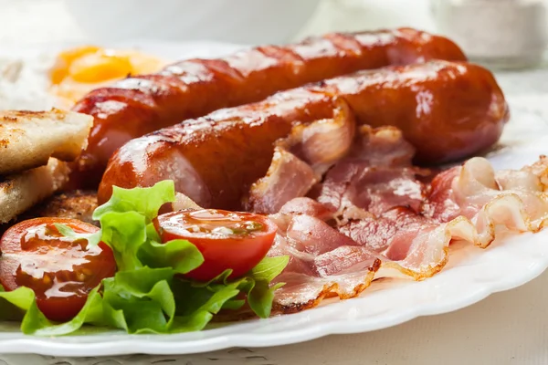 Desayuno inglés completo con tocino, salchichas, huevo frito y frijoles horneados —  Fotos de Stock