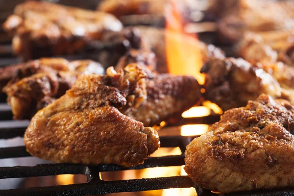 Grigliare le ali di pollo sulla griglia — Foto Stock