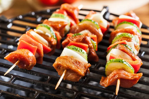 Schaschlik auf dem Grill grillen — Stockfoto