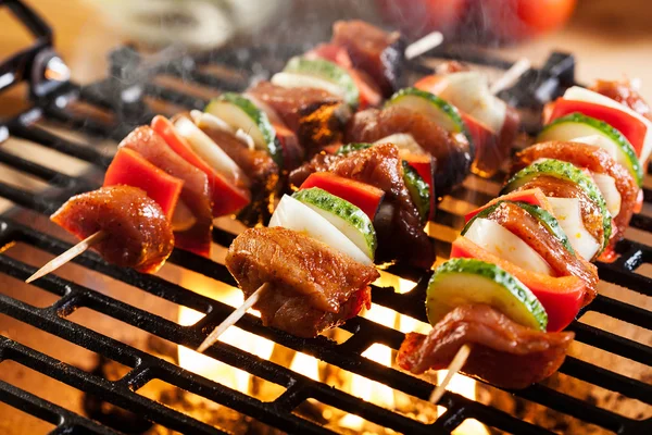 Grillowanie shashlik na grillu — Zdjęcie stockowe