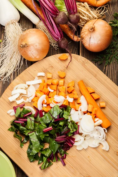 Gesneden beetroots, wortelen en prei — Stockfoto