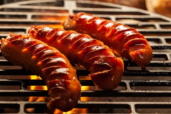 Grillworstjes op barbecue — Stockfoto