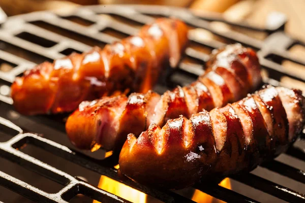 Barbecue saucisses sur barbecue grill — Photo