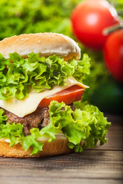 Cheeseburger με μαρούλι, κρεμμυδάκια και ντομάτα σε ένα κουλούρι σουσάμι — Φωτογραφία Αρχείου