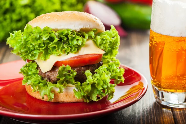 Cheeseburger op een plaat met bier — Stockfoto