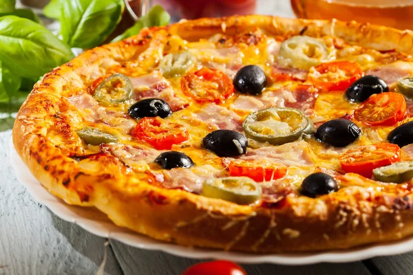 Pizza se slaninou, olivy a jalapeňo pepř — Stock fotografie