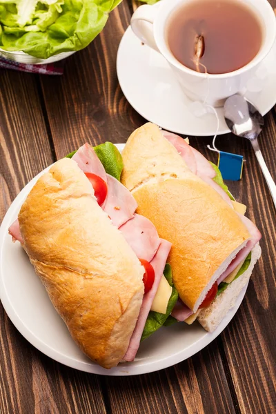 Sanduíche de panini com presunto, queijo e tomate — Fotografia de Stock