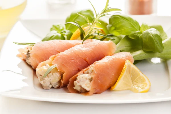 Rouleau de saumon fumé avec salade de légumes — Photo