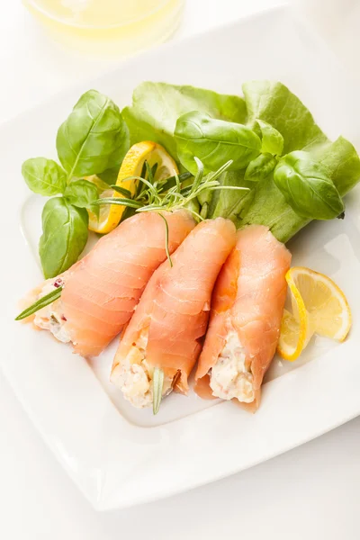 Rouleau de saumon fumé avec salade de légumes — Photo