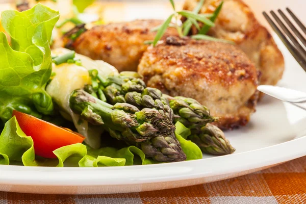 Albóndigas servidas con patatas hervidas y espárragos —  Fotos de Stock