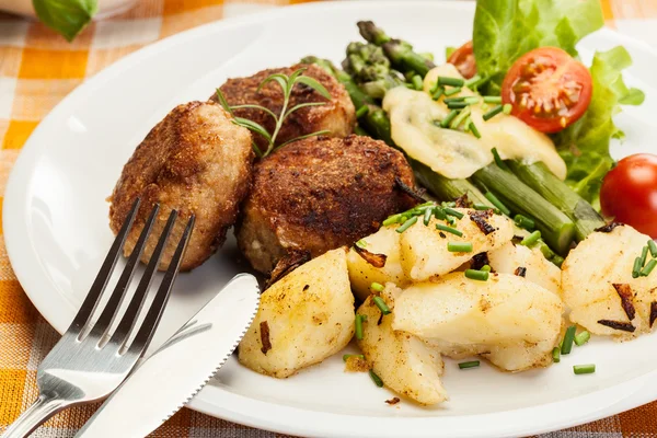 Polpette servite con patate bollite e asparagi — Foto Stock
