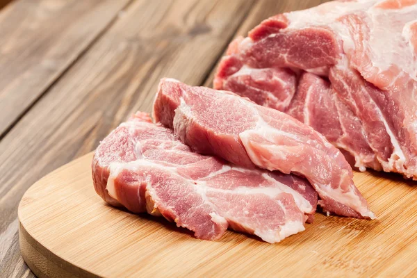 Carne di maiale cruda sul tagliere — Foto Stock