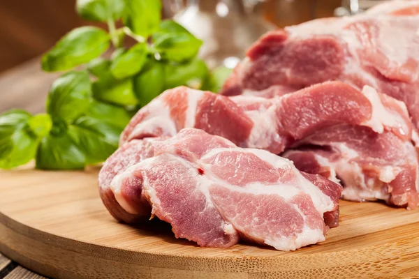 Carne di maiale cruda sul tagliere — Foto Stock