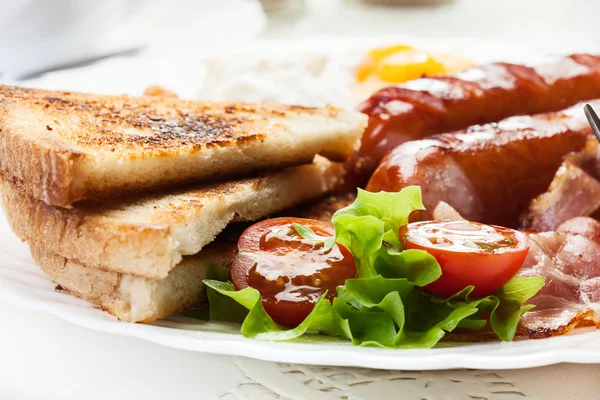 Café da manhã inglês completo com bacon, salsicha, ovo frito e feijão assado — Fotografia de Stock