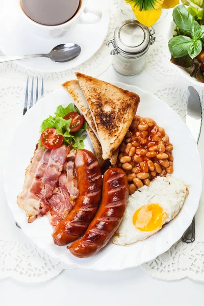 Desayuno inglés completo con tocino, salchichas, huevo frito y frijoles horneados —  Fotos de Stock
