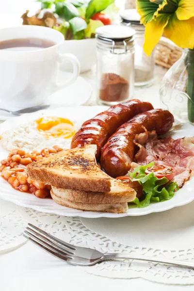 Pequeno-almoço inglês completo com bacon, salsicha, ovo frito e assado — Fotografia de Stock