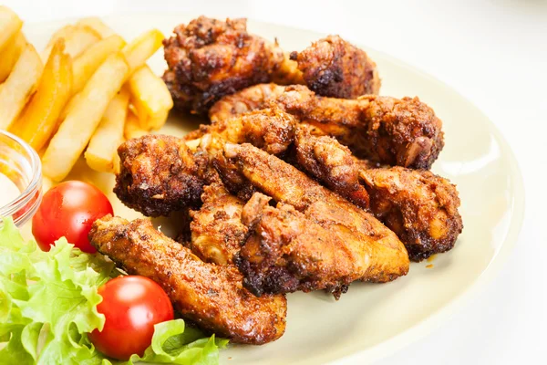 Kippenvleugels met frietjes Franse en pikante saus — Stockfoto