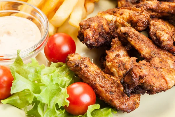 Kycklingvingar med pommes frites franska och kryddig sås — Stockfoto