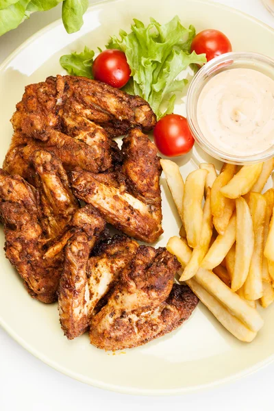 Kippenvleugels met frietjes Franse en pikante saus — Stockfoto