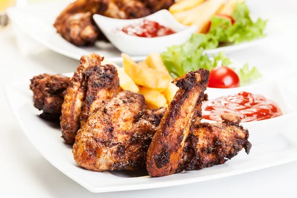 Chicken Wings mit Pommes Frites und würziger Sauce — Stockfoto