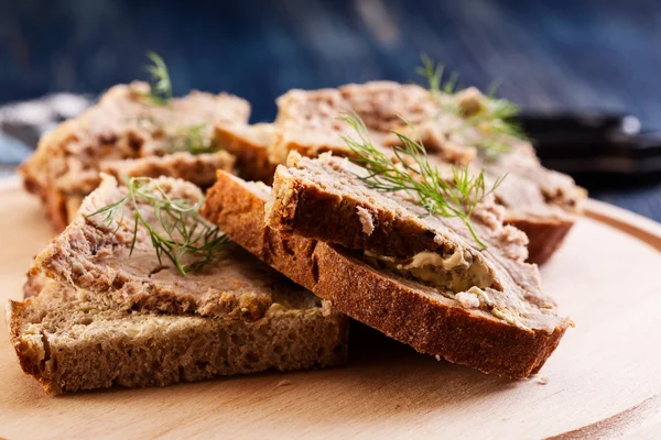 Fette di pane con patè al forno — Foto Stock