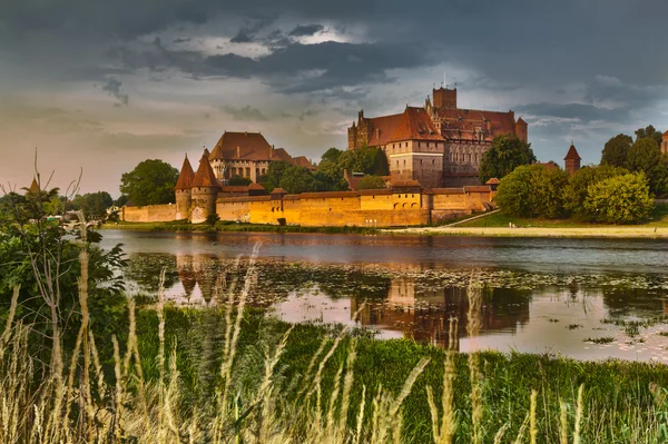 Hdr Bild der mittelalterlichen Burg in Malbork bei Nacht mit Reflexion — Stockfoto