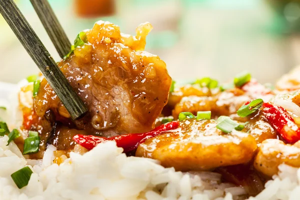 Roastbeef auf süß-saurer Sauce serviert mit Reis — Stockfoto