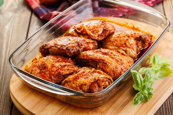 Marinated chicken drumsticks — Stock Photo, Image