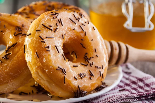 Desayuno con rosquillas y miel —  Fotos de Stock