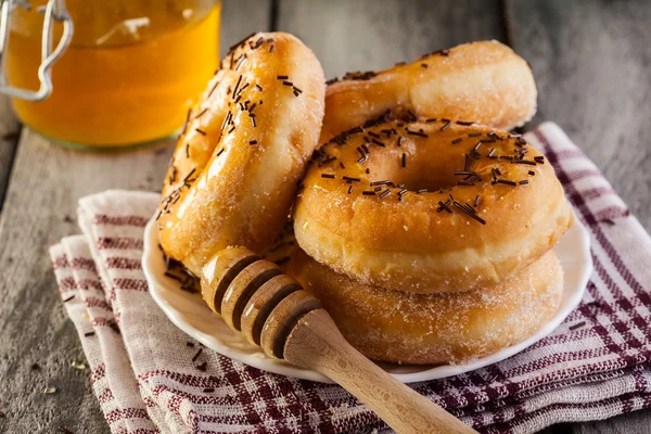 Сніданок з пончиками та медом — стокове фото