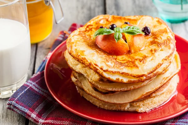 Crêpes au miel, fruits et verre de lait — Photo