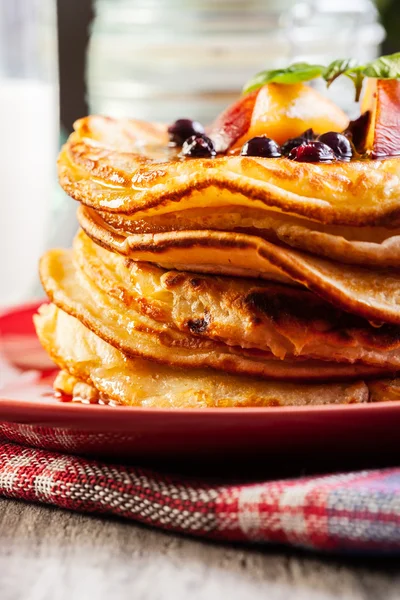 Crêpes au miel, fruits et verre de lait — Photo