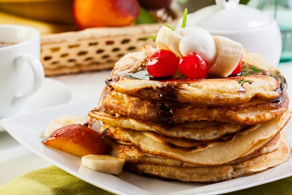 Panquecas com molho de chocolate frutas e café — Fotografia de Stock