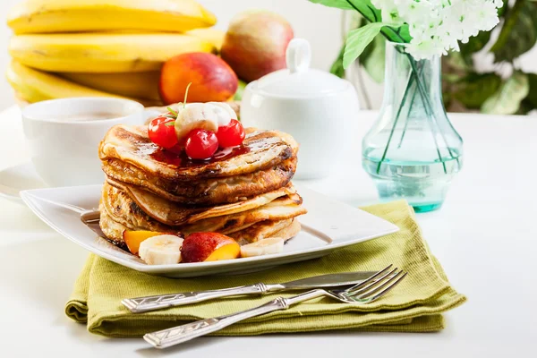 Crêpes à la sauce au chocolat fruit et café — Photo