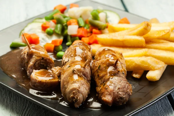 Rollos de cerdo con papas fritas con verduras —  Fotos de Stock