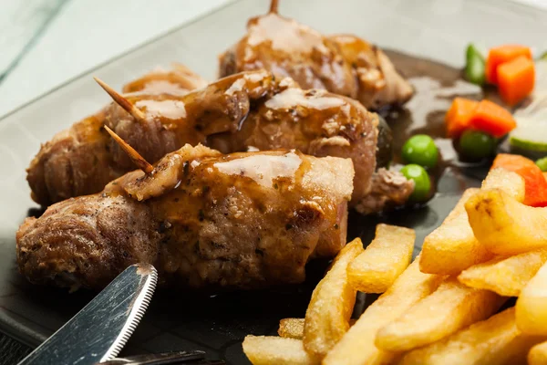 Rollos de cerdo con papas fritas con verduras —  Fotos de Stock