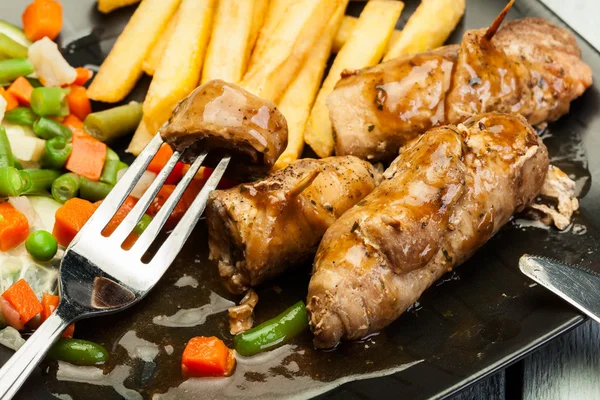 Rollos de cerdo con papas fritas con verduras — Foto de Stock