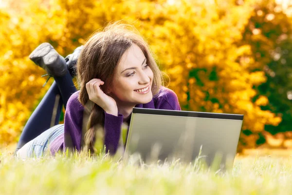 Femme avec ordinateur portable dans les paysages d'automne — Photo