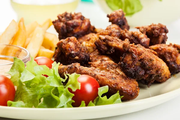 Ali di pollo con patatine fritte salsa francese e piccante — Foto Stock